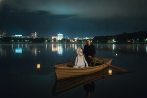 Алешенька Кыштымский Карлик и Владимир Бендлин плывут на лодке